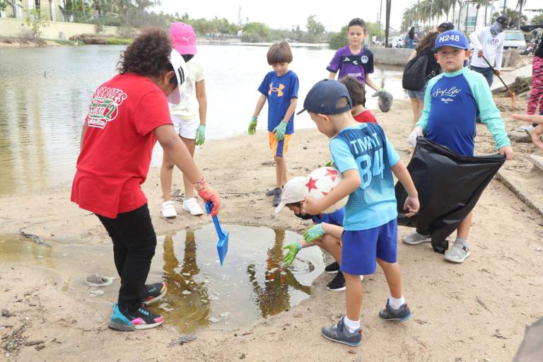 ‘Héroes por el Océano’ limpian playa y Estero del Yugo, en Mazatlán