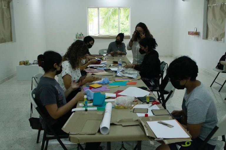 Expresan su creatividad en libros de artista