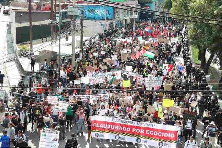 ‘Son prácticas fascistas e intolerantes’: Sheinbaum condena quema de libros en protesta contra gentrificación