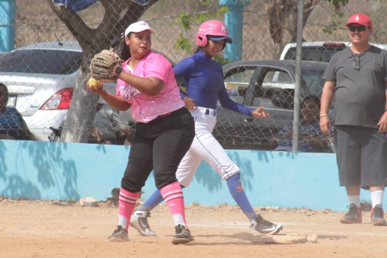 Potras cabalgan a buen ritmo en arranque del Softbol Novatas del Chololos