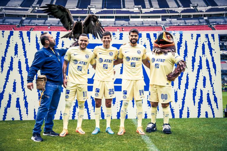 América presenta a sus refuerzos en medio de un ambiente festivo en el Azteca