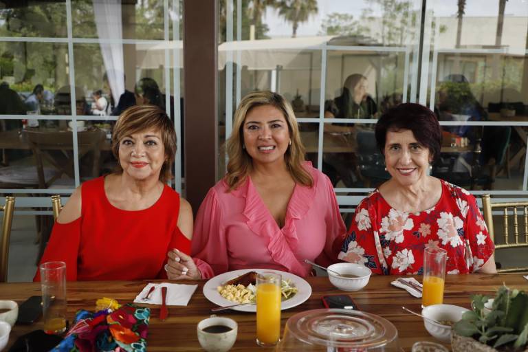Edna Fong celebra entre amigas