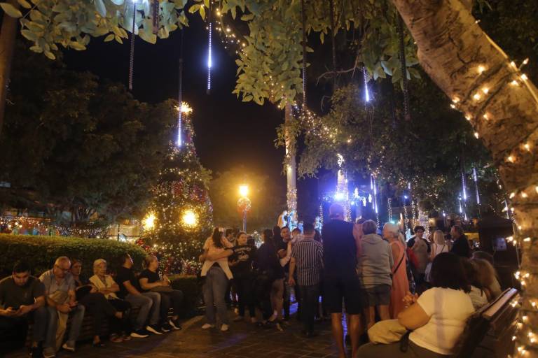 Llega la magia de la Navidad a Mazatlán: encienden pino y luces en la Plazuela Machado