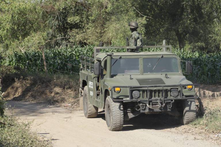 Dejan cuatro hombres asesinados a orillas de una milpa en El Walamo