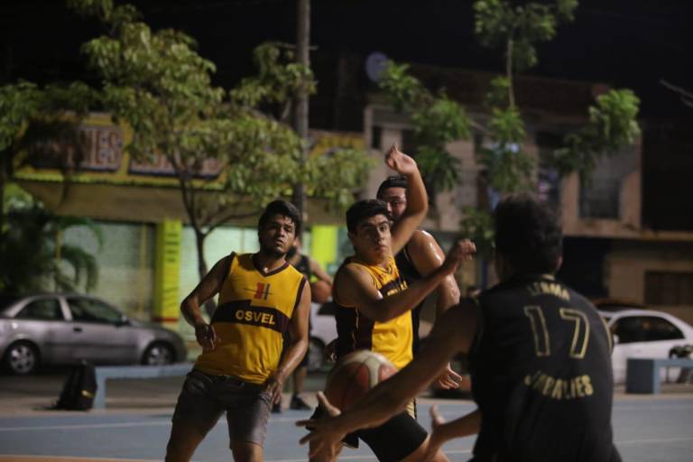 Cerveceros sella victoria sobre Eco Máster en el baloncesto de Casa Hogar