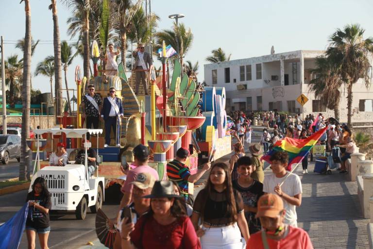 Soberanos del Carnaval de Mazatlán participan en la Marcha del Orgullo LGBT