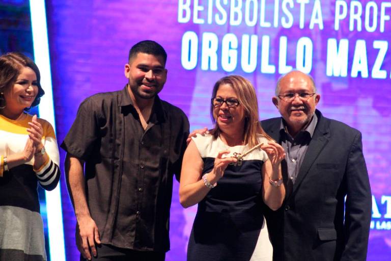 José Luis Urquidy recibe las ‘Llaves de la Ciudad’