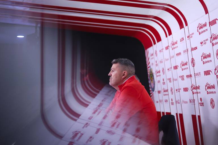 Técnico de Chivas se disculpa tras su expulsión en el duelo ante León