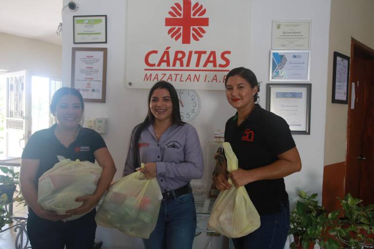Recibe la joven San Juanita donativos de Cáritas y lectores de Noroeste
