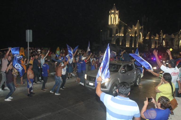 Aficionados en Mazatlán festejan el título del Cruz Azul