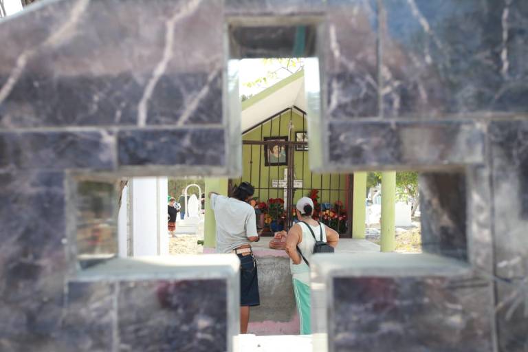 Recuerdan a los padres en su día en los panteones de Mazatlán