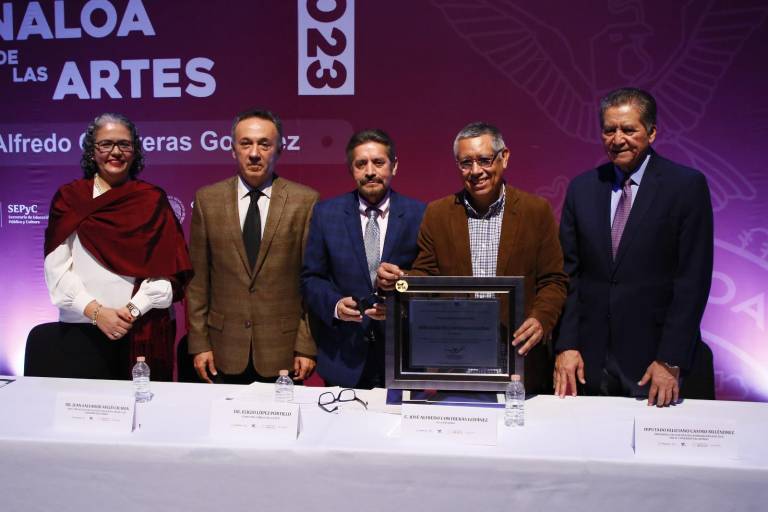 Entregan a Ito Contreras el Premio Sinaloa de Artes