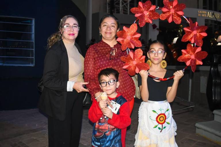 Disfrutan chicos y grandes del Encendido del Árbol de la Navidad