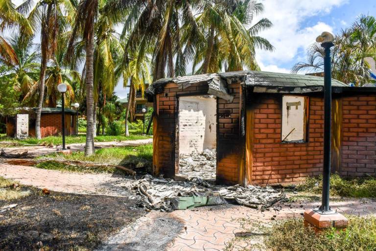 Los estragos del ataque armado en Altata: base sindical baleada y un hotel devastado por las llamas