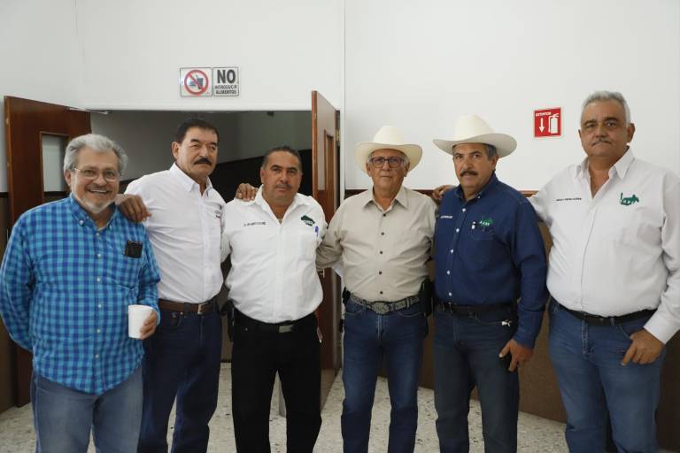 Acompañan a Enrique Riveros en su primer informe al frente de la AARC