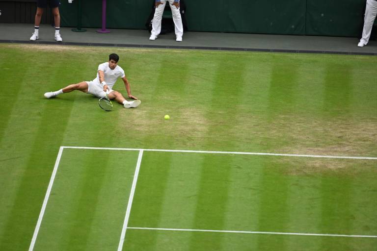 Carlos Alcaraz se abona al sufrimiento para avanzar en Wimbledon