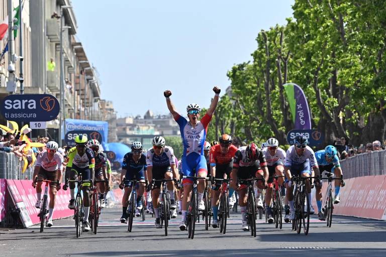 Arnaud Démare impone su sprint en la quinta etapa del Giro de Italia