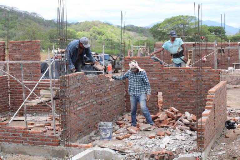 Supervisan la construcción de casas en el nuevo Santa María