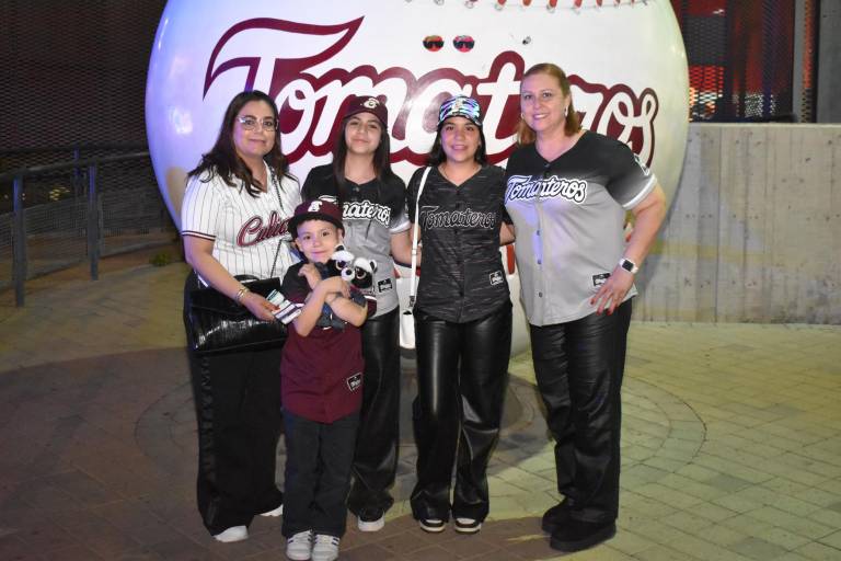 Viven sinaloenses emocionante juego en el estadio Tomateros