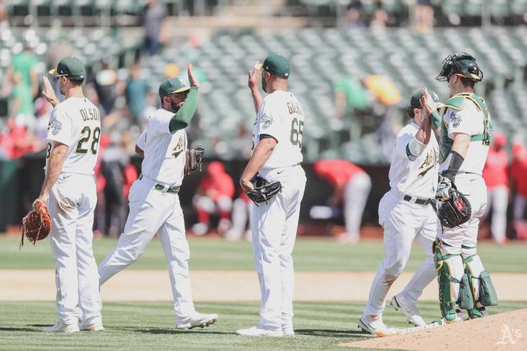 James Kaprielian y los Atléticos blanquean a Angelinos en Oakland