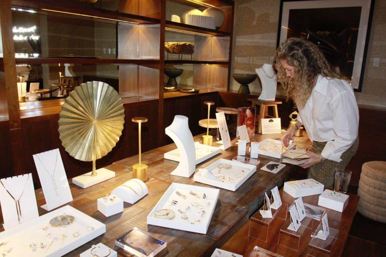 Presentan Alyona Jewelry en Restaurante Cayenna