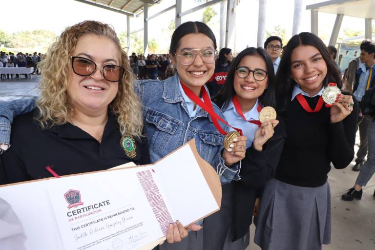 Reciben a alumnas de la Prepa Vasconcelos, ganadoras del oro en Túnez