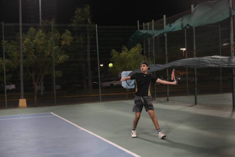 Collantes domina su categoría en Torneo de Tenis Escalera