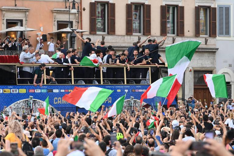 Italia estalla de júbilo al recibir a los campeones de la Eurocopa