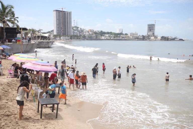 Turistas abarrotan Mazatlán para celebrar el Año Nuevo