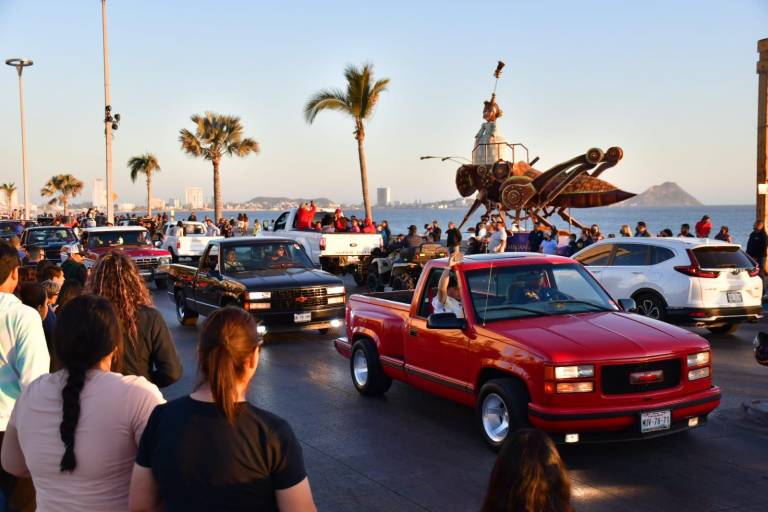 Semana de la Troca: Cientos de camionetas recorren el malecón de Mazatlán