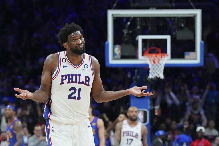 Joel Embiid guía a Sixers a una paliza sobre Hornets