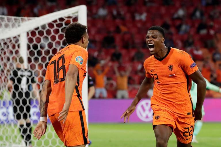 Holanda consigue su pase a octavos de la Eurocopa al vencer 2-0 a Austria