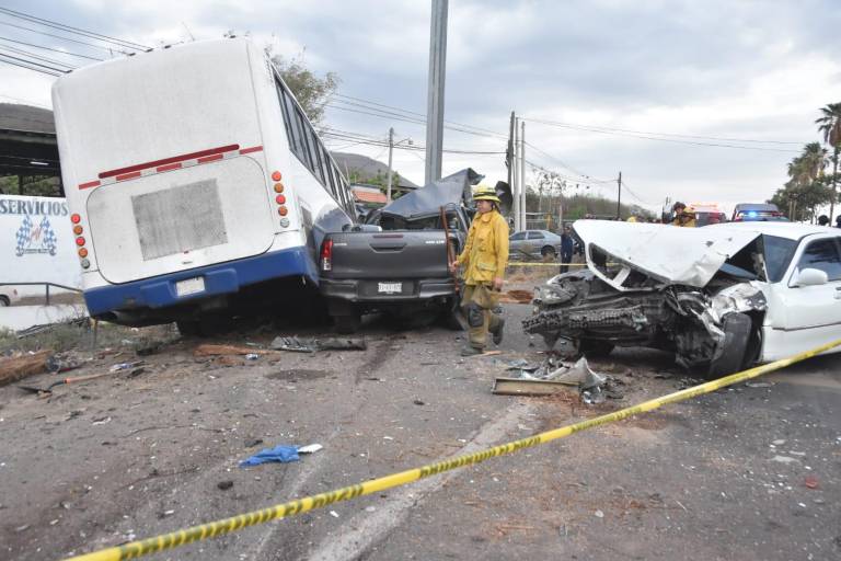Camionazo en Culiacán deja un muerto y 17 heridos