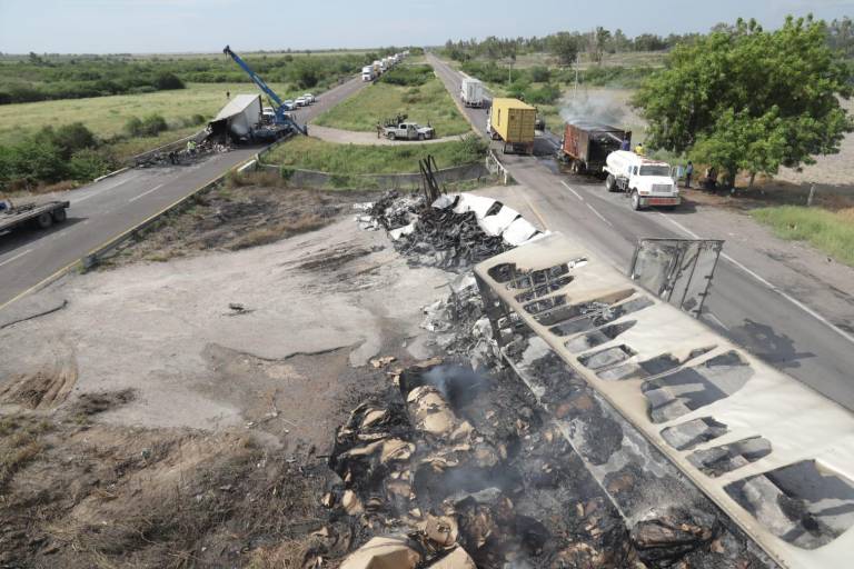 Hallan a 5 hombres sin vida cerca de bloqueo en la Mazatlán-Culiacán; liberan carril al sur