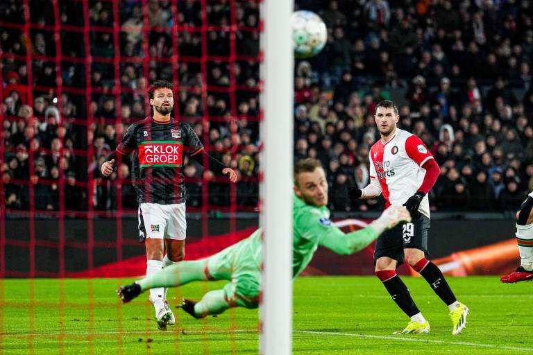 Santiago Giménez inicia el 2024 con gol