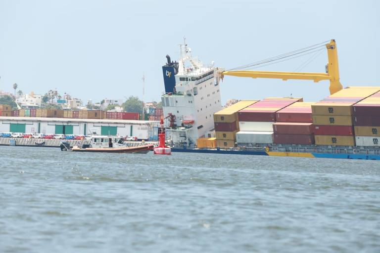 Está PC al pendiente de maniobras de reflote de barco carguero en Mazatlán