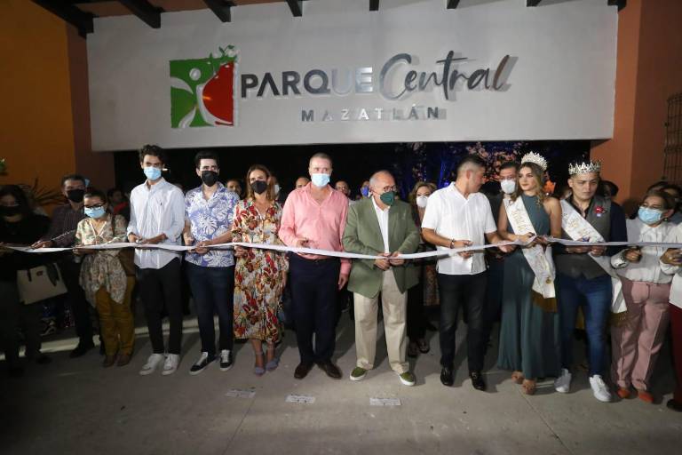 Inauguran el Parque Central en Mazatlán; es un antes y un después en el puerto, dice Quirino
