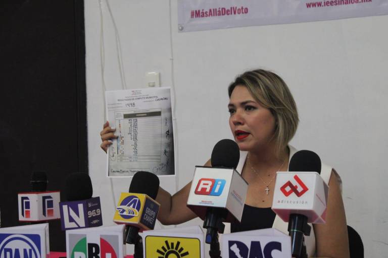 Érika Sánchez recibe su acta de mayoría como regidora del Ayuntamiento de Culiacán