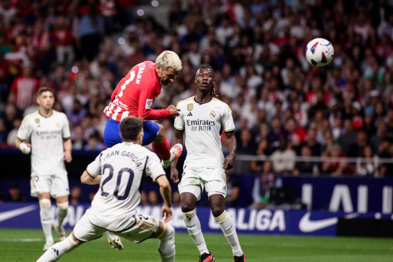 El Atlético frena en seco al Real Madrid y hace líder al Barcelona