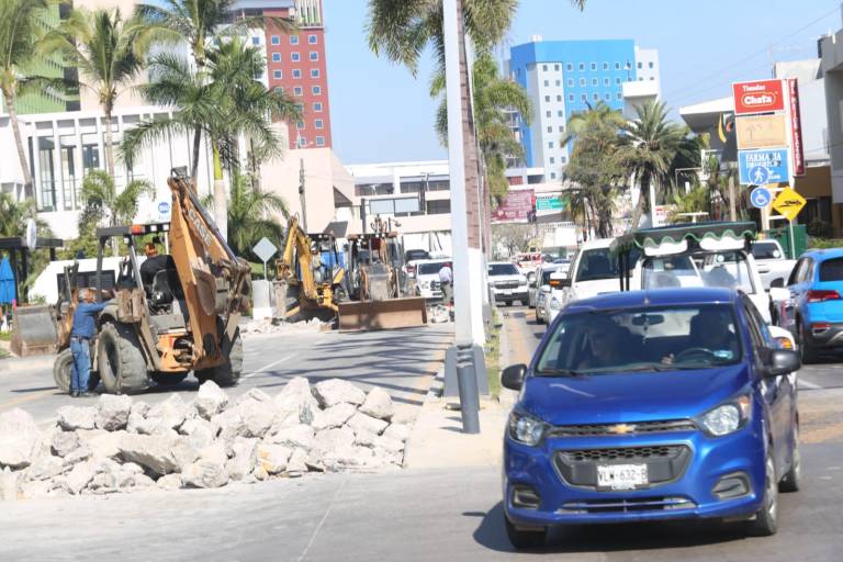 Genera caos vial en Zona Dorada demolición de pasos elevados
