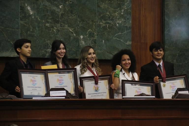Reciben cinco sinaloenses el Premio al Mérito Juvenil