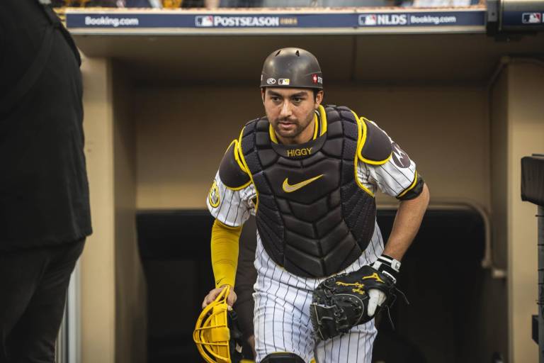 Rangers firma al receptor Kyle Higashioka por dos años