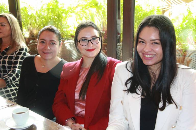 Con visión empresarial, comparte su experiencia