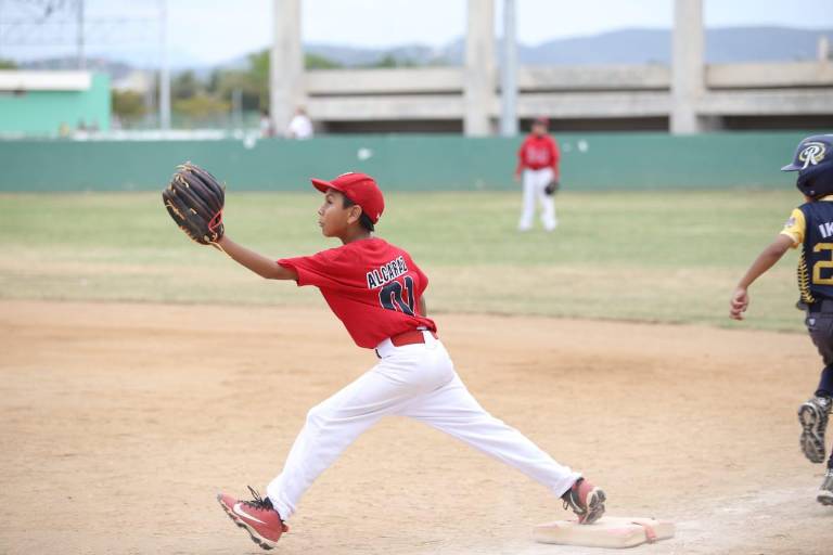 Liga Mazatlán explota a la ofensiva y noquea a Rieleros en el Mazatlán Baseball Tournament