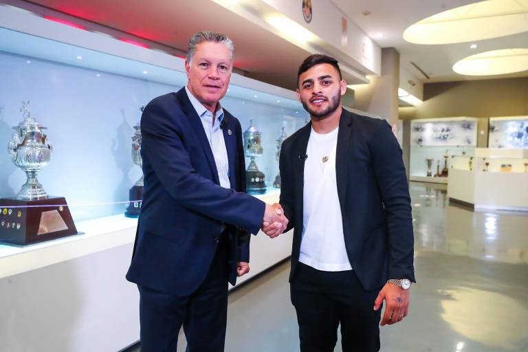 Alexis Vega renueva con Chivas hasta 2024