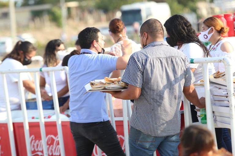 Cientos llegan al baile de Los Recoditos patrocinado por ‘El Químico’, y por la espera les ¡dan pizzas!