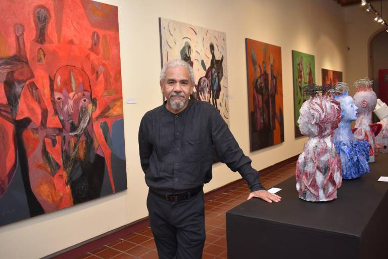 Expone Alejandro Mojica un diálogo entre su pintura y esculturas