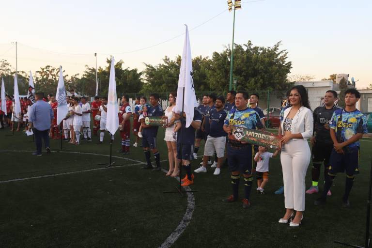 ¡Fiesta completa se vive en Torneo Intramuros de Futbol El Cid!
