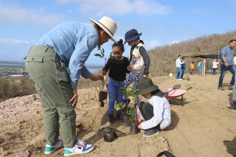 Celebran Día Mundial del Medio Ambiente con reforestación en área cerrada del Basurón de Mazatlán