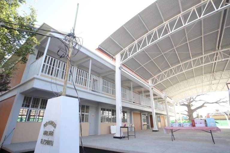 Estrenan el nuevo edificio de la Primaria Sixto Osuna en Villa Unión, pero sin luz